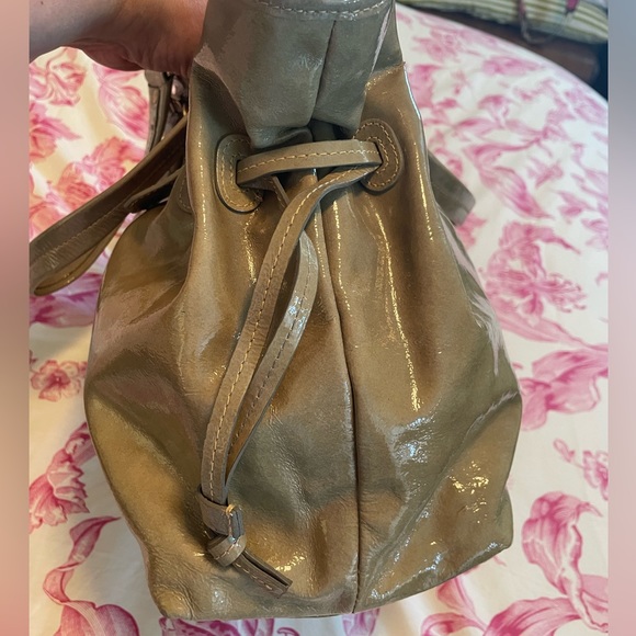 🌼 Summer Bag Blowout! 🌼 Rare Dooney & Bourke patent Leather Draw String Satchel - Picture 3 of 16